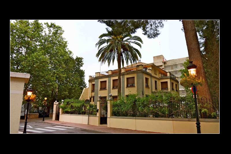 La casa es un antiguo chalé acondicionado como hotel con encanto. Dispone de amplias habitaciones, muy cómodas algunas con Jacuzzi, ambiente familiar y tranquilo muy cerca del centro urbano.