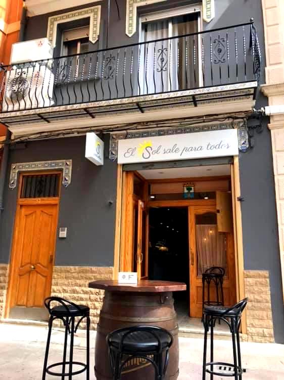 El Sol sale para todos, Gastrobar, en la plaza del Olmo, te ofrece una variada muestra de productos típicos locales con innovación.
